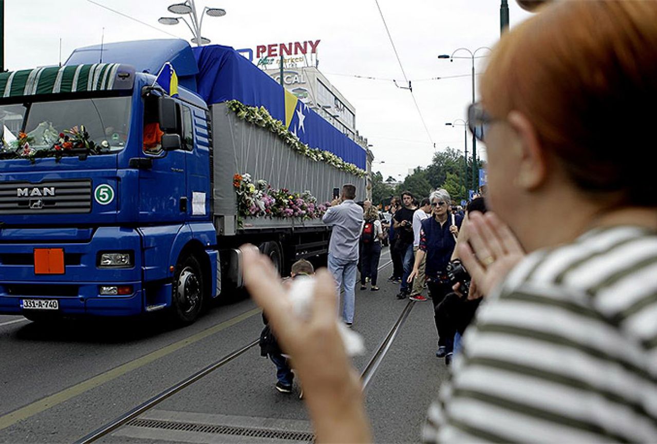 Napadnut kamion  s posmrtnim ostacima žrtava genocida u Srebrenici 