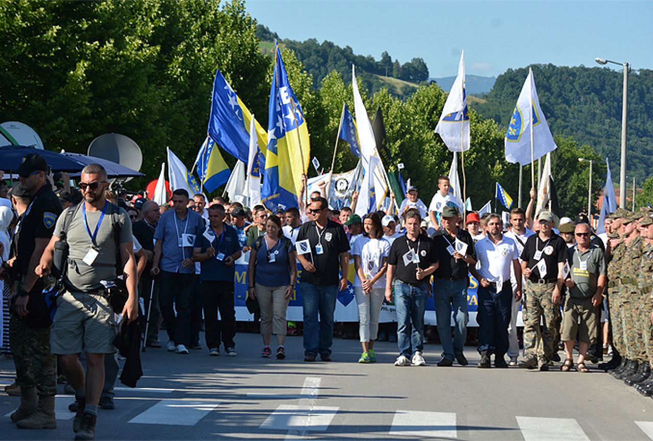 Tužna kolona od oko devet tisuća sudionika ušla u Potočare