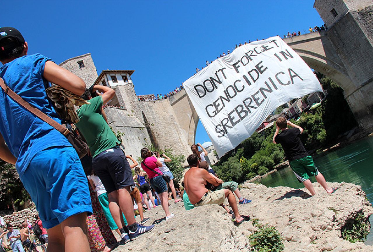 Poruka sa Starog mosta: Skok u 11:07 bez pljeska, za žrtve Srebrenice