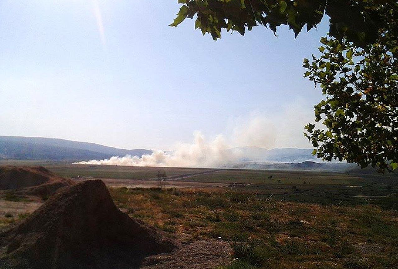Vatra hara Mostarskim blatom; Vatrogasci u srpnju intervenirali 78 puta