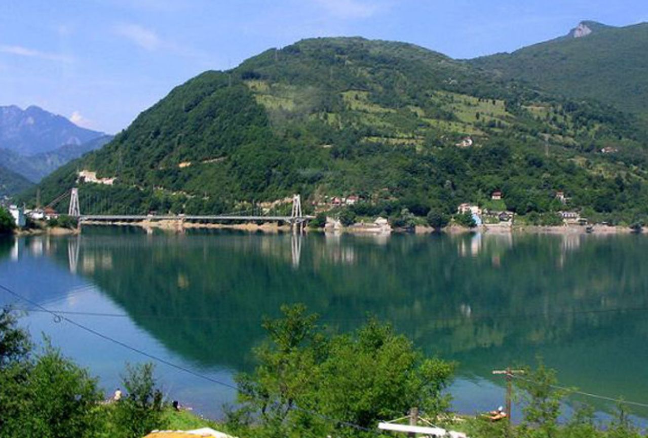 Preminuo 19-godišnjak nakon kupanja na Jablaničkom jezeru