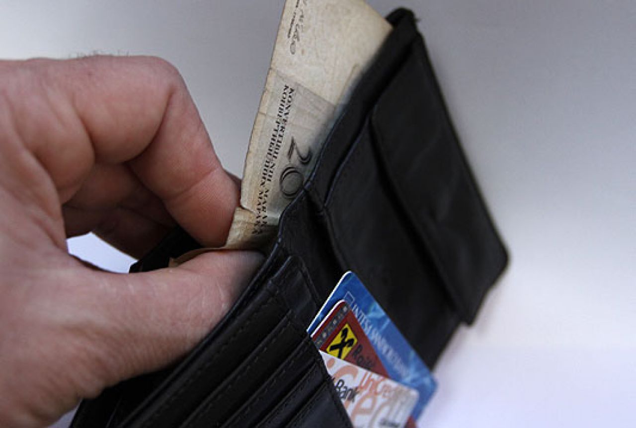 U Mostaru ukraden novčanik u trgovini, u Prozoru otuđen novac iz kuće