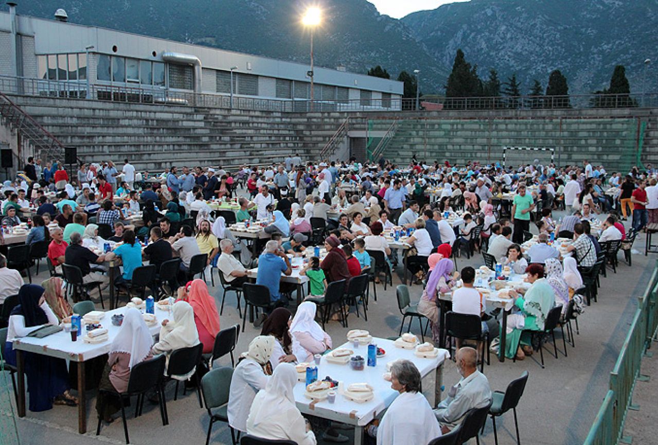 Mostar: Zajednički iftar na otvorenom u mubarek noći