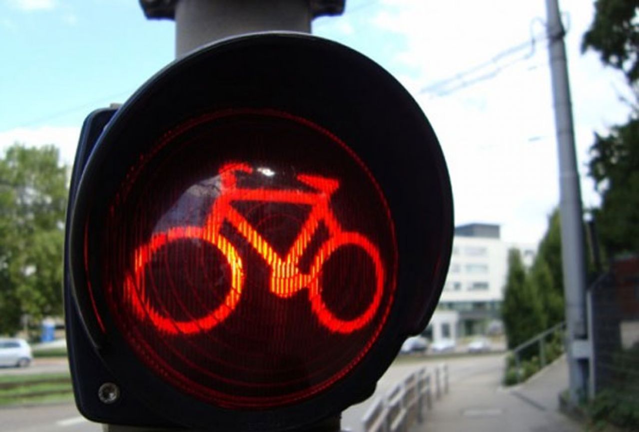 Biciklistima u Parizu dopuštena vožnja kroz crveno