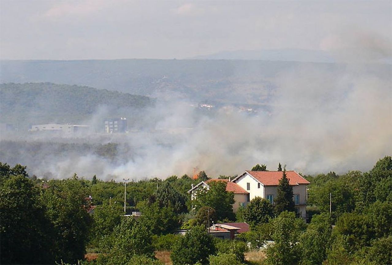 Gorio krov objekta u etno-selu u Međugorju