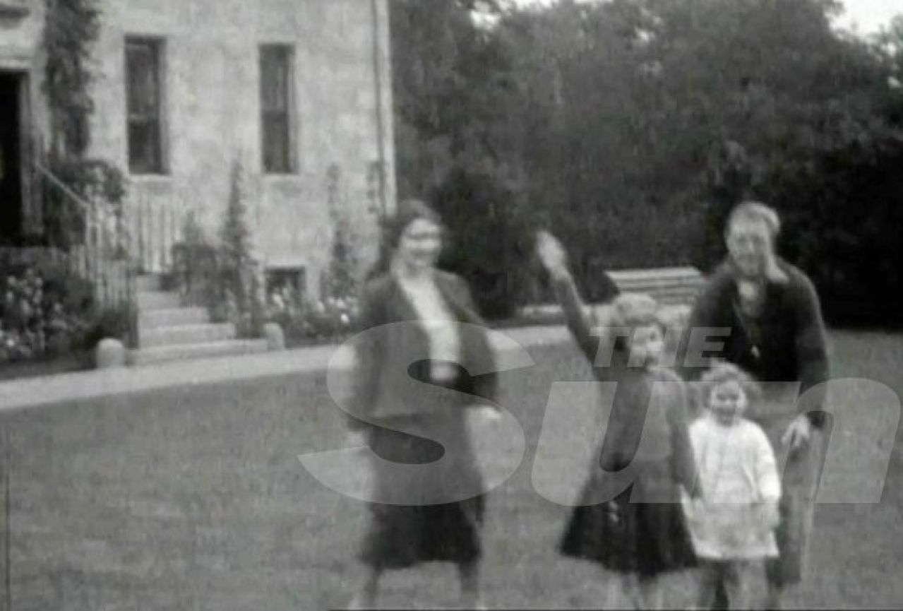 Objavljenje fotografije kraljice Elizabethe u stavu nacističkog pozdrava