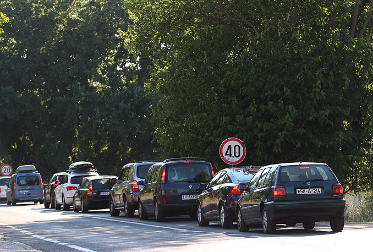 Na Doljanima i Ivanici čeka se duže od dva sata