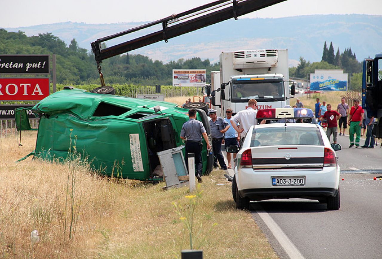 Mostar: Prevrnuo se kombi na Bišću polju, stvorene kilometarske kolone u prometu