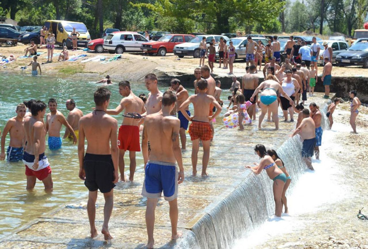 Kupači okupirali kupališta: U Mostaru ni Neretva više nije hladna