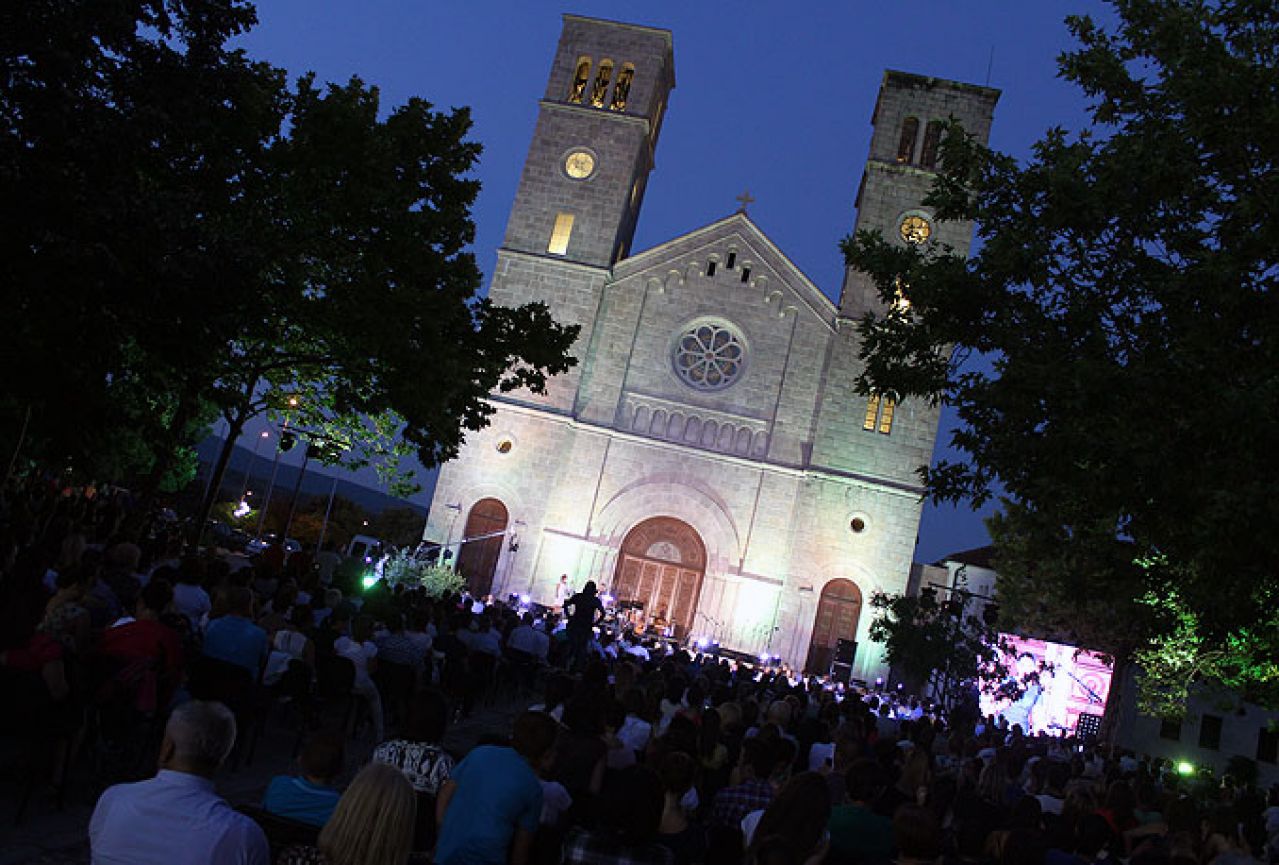 Više od tisuću ljudi uživalo u humanitarnom koncertu ispred širokobriješke crkve