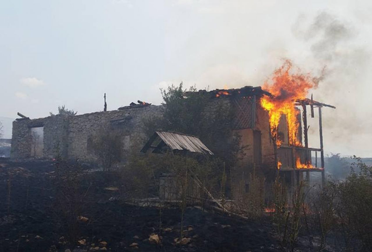 Vojska se uključuje u gašenje požara u Bileći i Grahovu; U Mostaru dvije intervencije