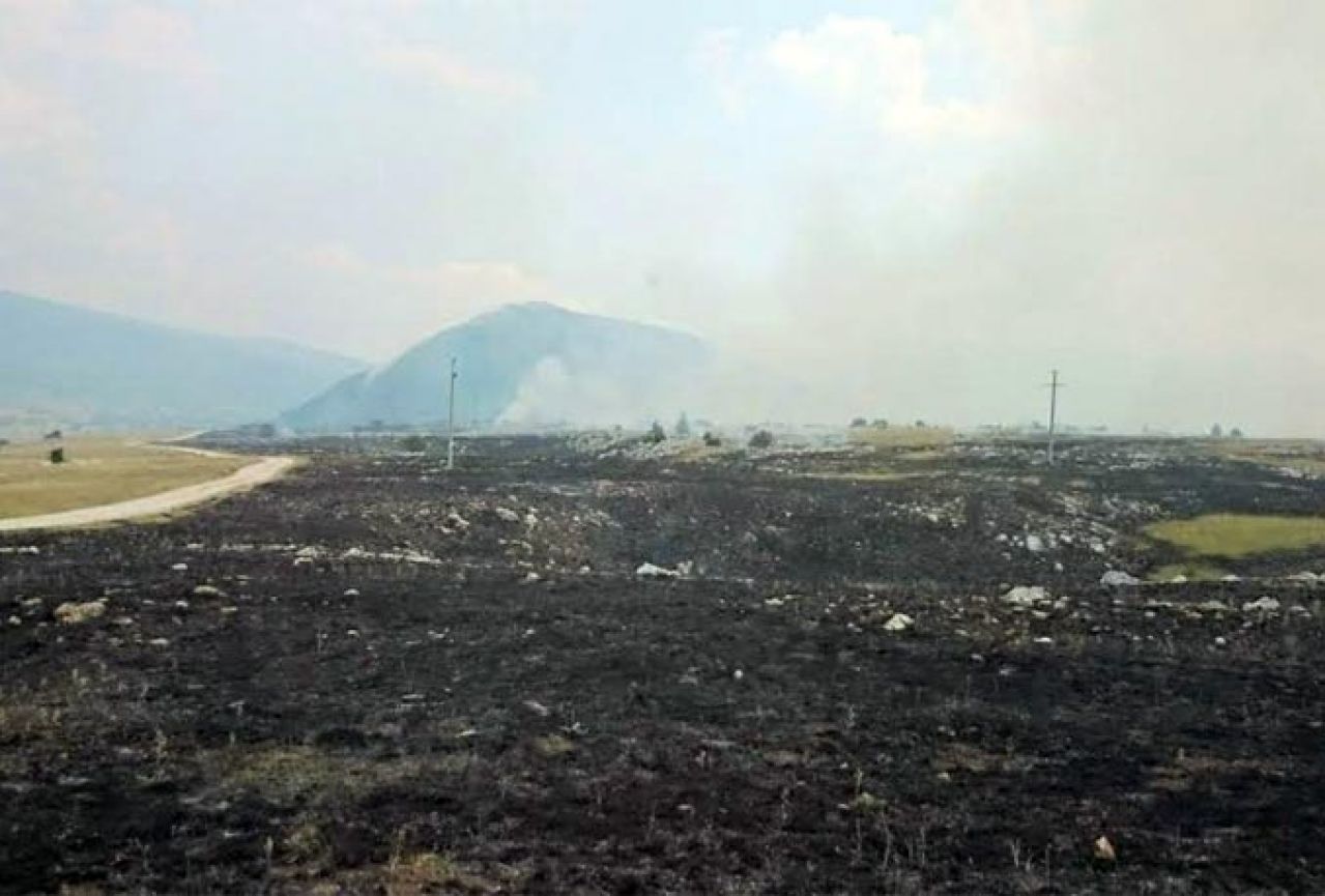 Helikopter angažiran za gašenje požara na području općine Grahovo