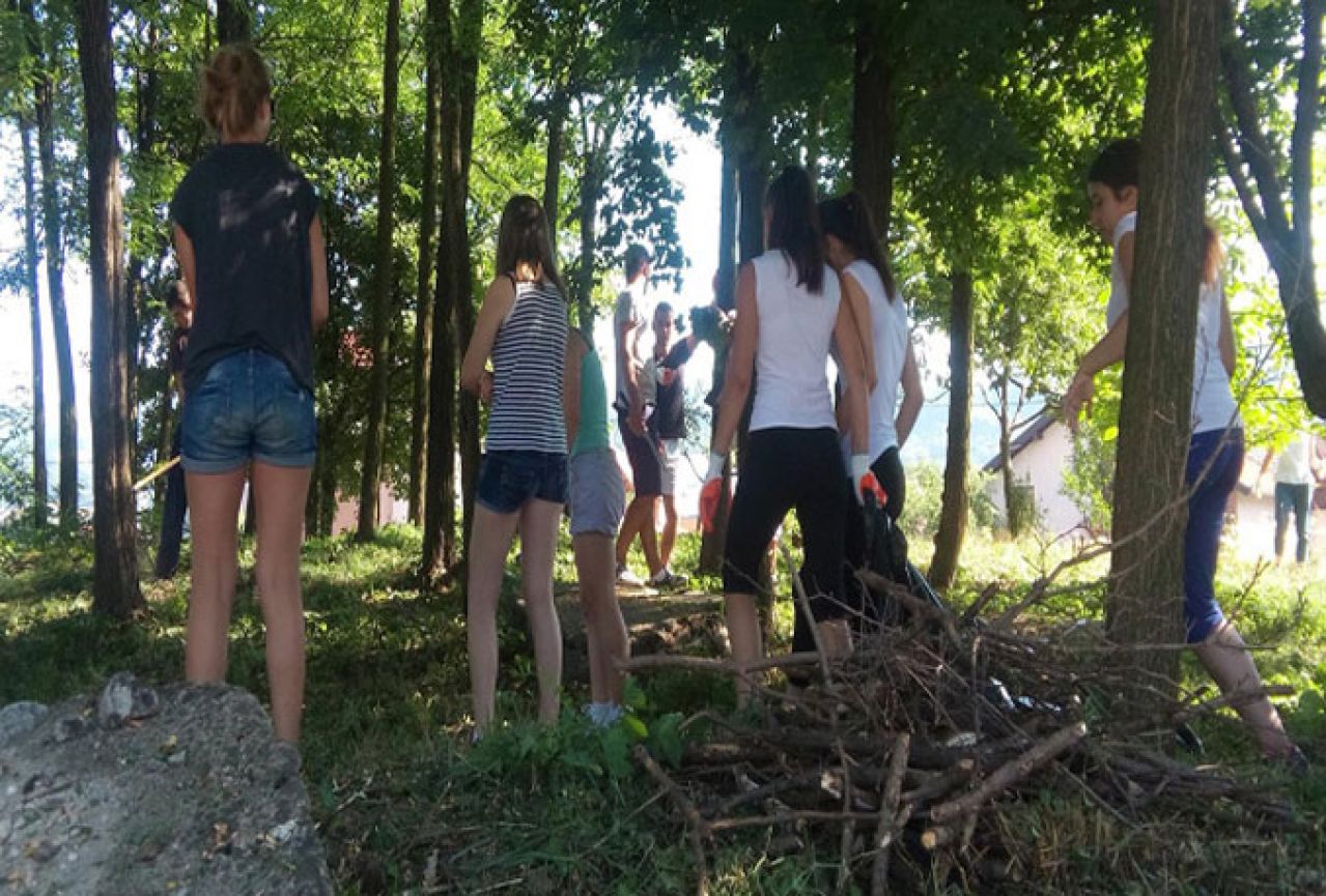 Mladi očistiil nekropolu stećaka u Kiseljaku