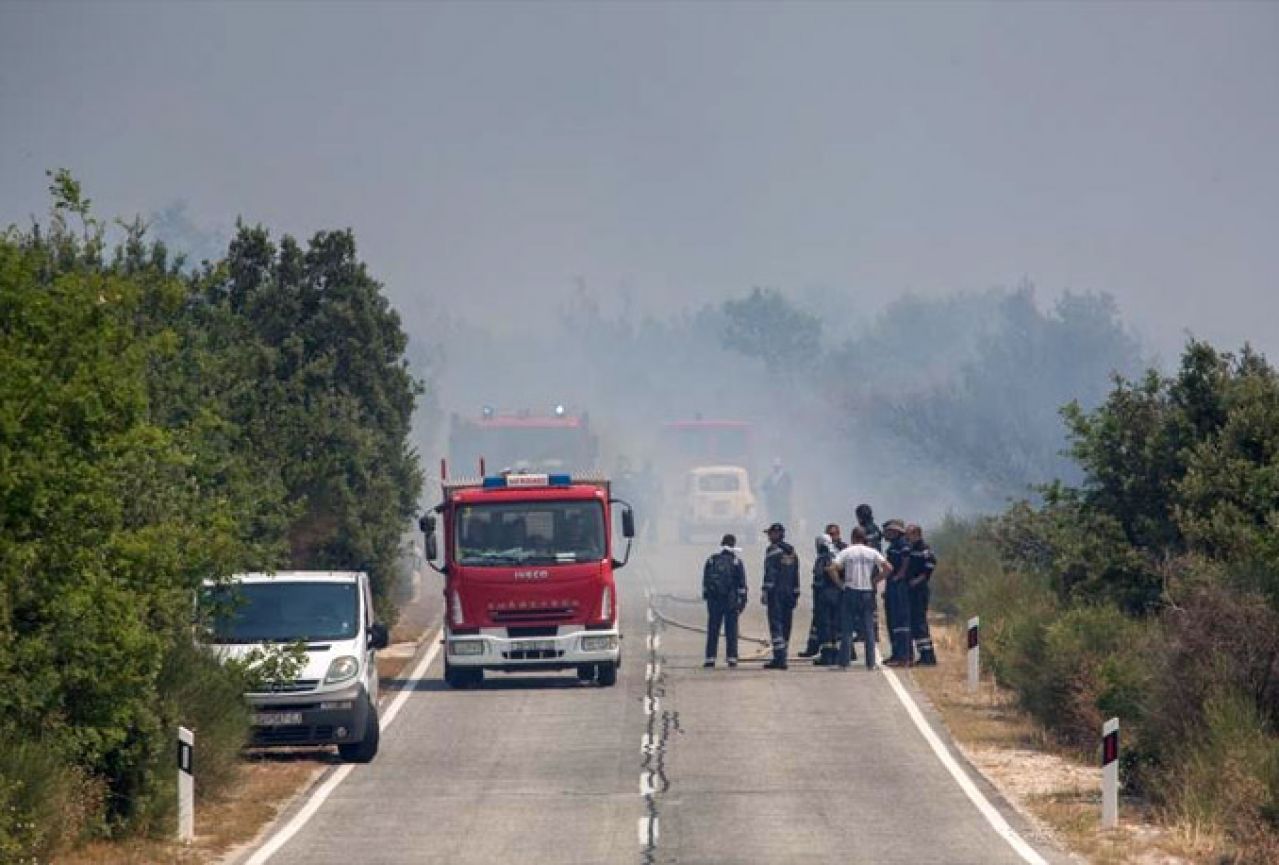 Vatra prešla preko pelješke ceste