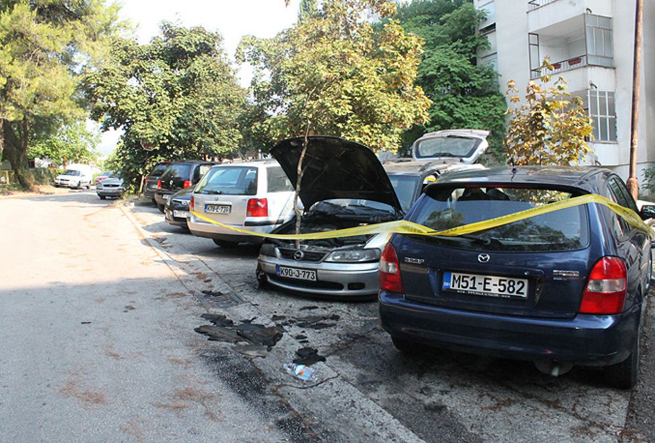Mostar: Zapaljen automobil, a oštećena još dva vozila