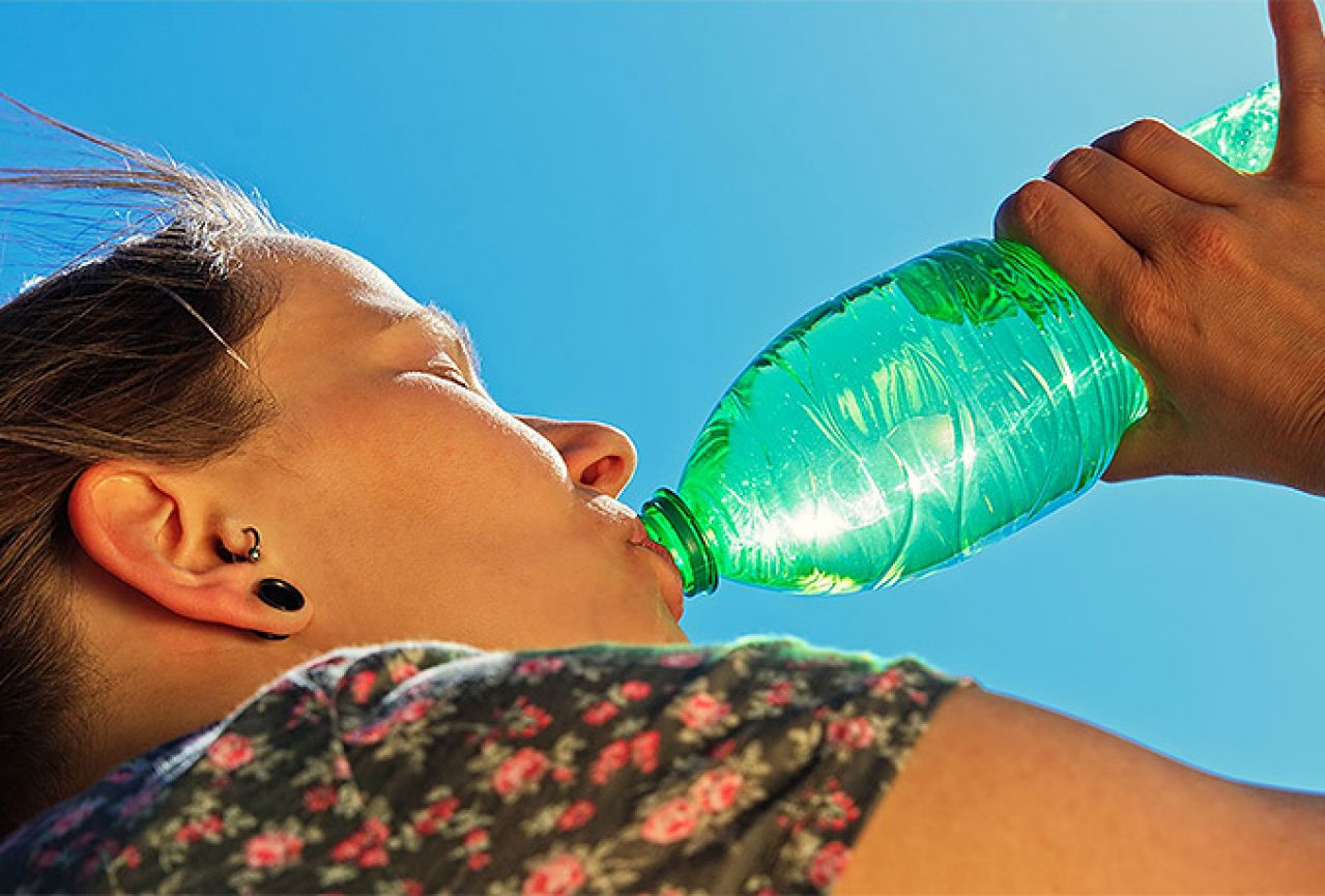 Tri razloga zašto ne smijete upotrebljavati istu plastičnu bocu za piće dvaput