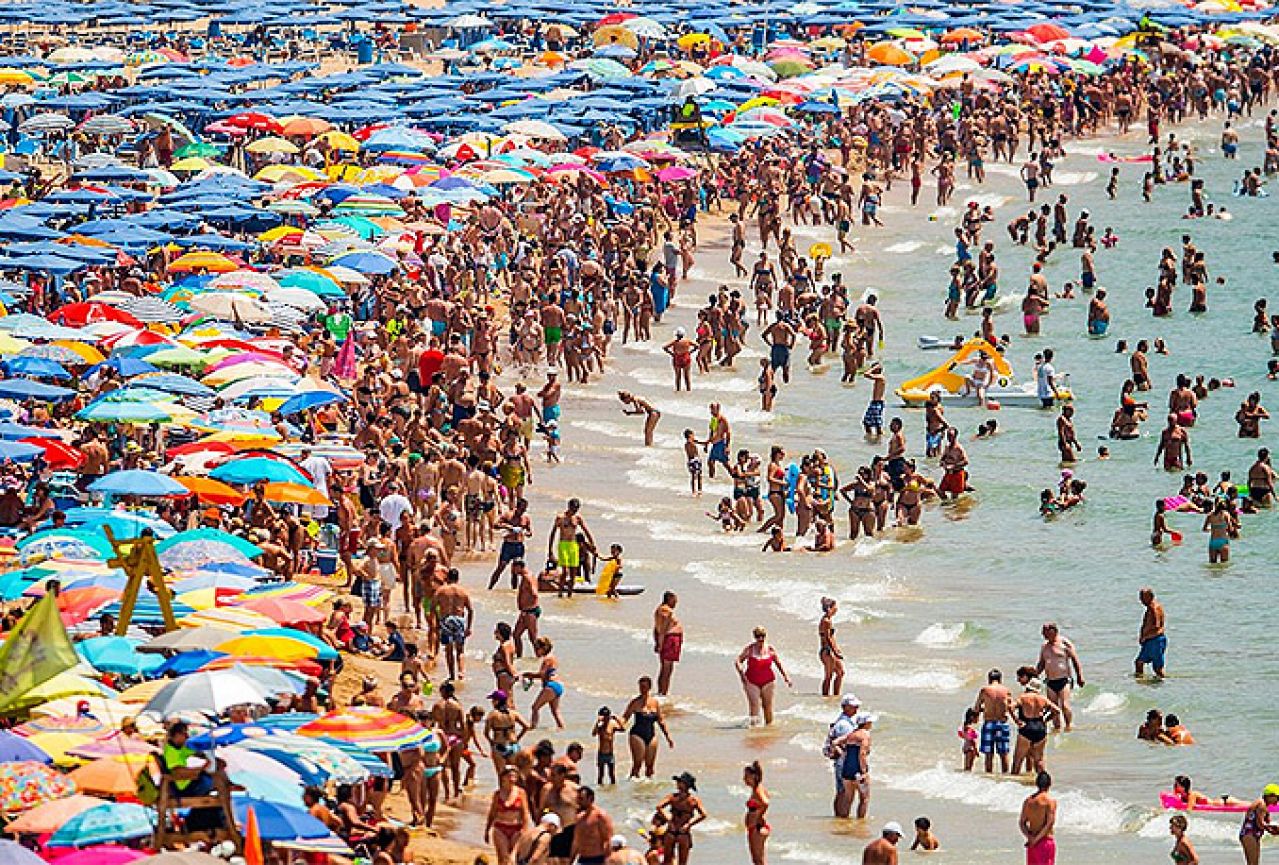 Nezapamćena gužva na plažama Španjolske