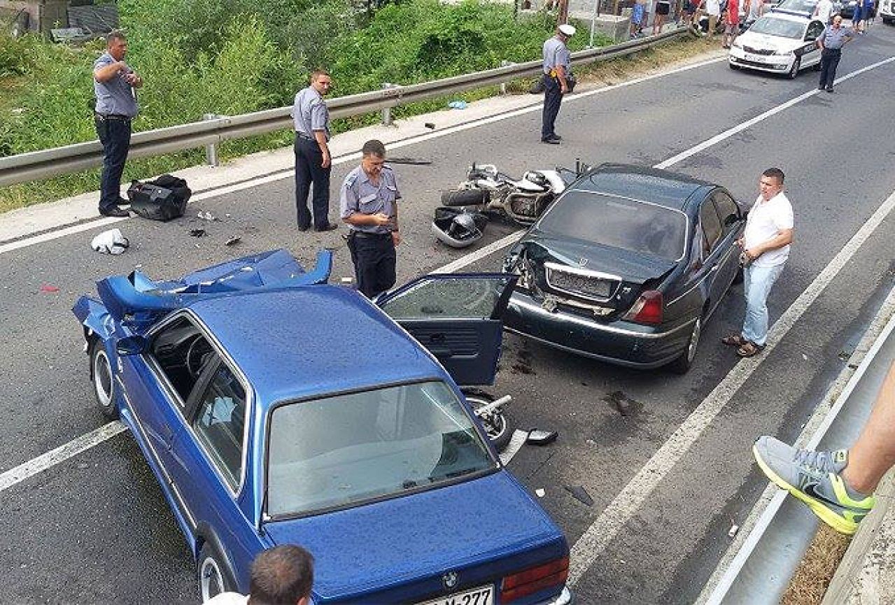 Težak sudar dva automobila i motocikla kod Konjica