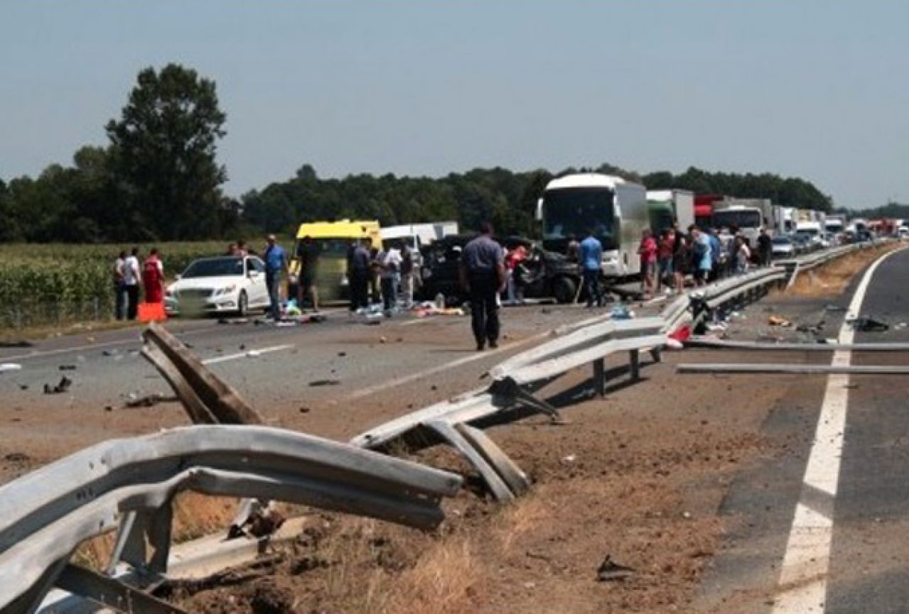 Strava na autocesti: U prevrtanju tri automobila 12 ozlijeđenih, među njima i djeca