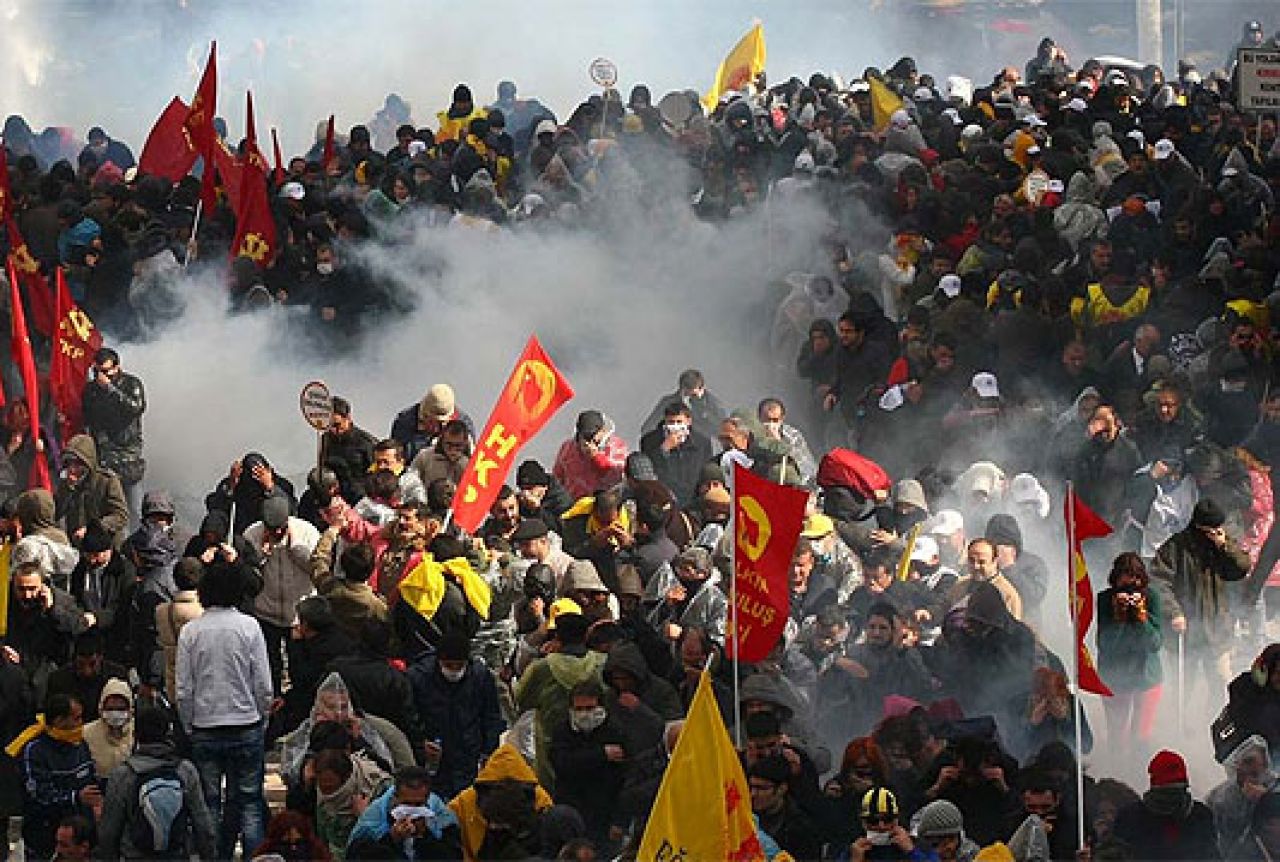 Ankara: Prosvjedi zbog vojnih udara; policija upotrijebila vodeni top i suzavac