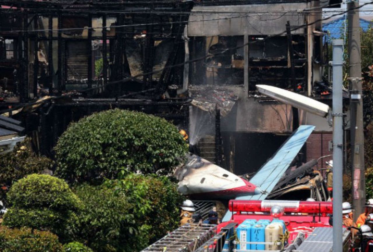 Tokio: Turistički zrakoplov pao na stambenu četvrt, tri osobe poginule, petero ozlijeđenih