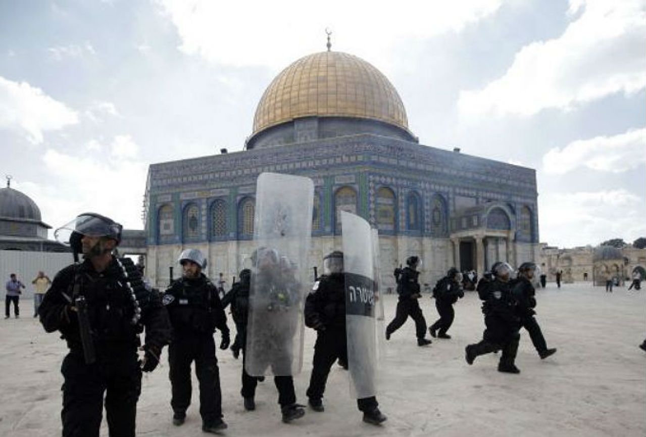 Izraelska policija upala u džamiju Al-aksa