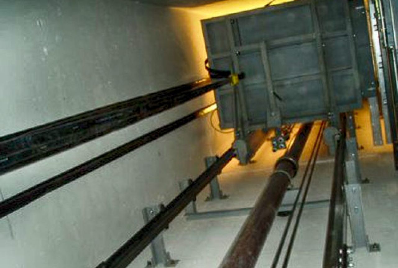 Mostar: Zaglavili u liftu i stanu