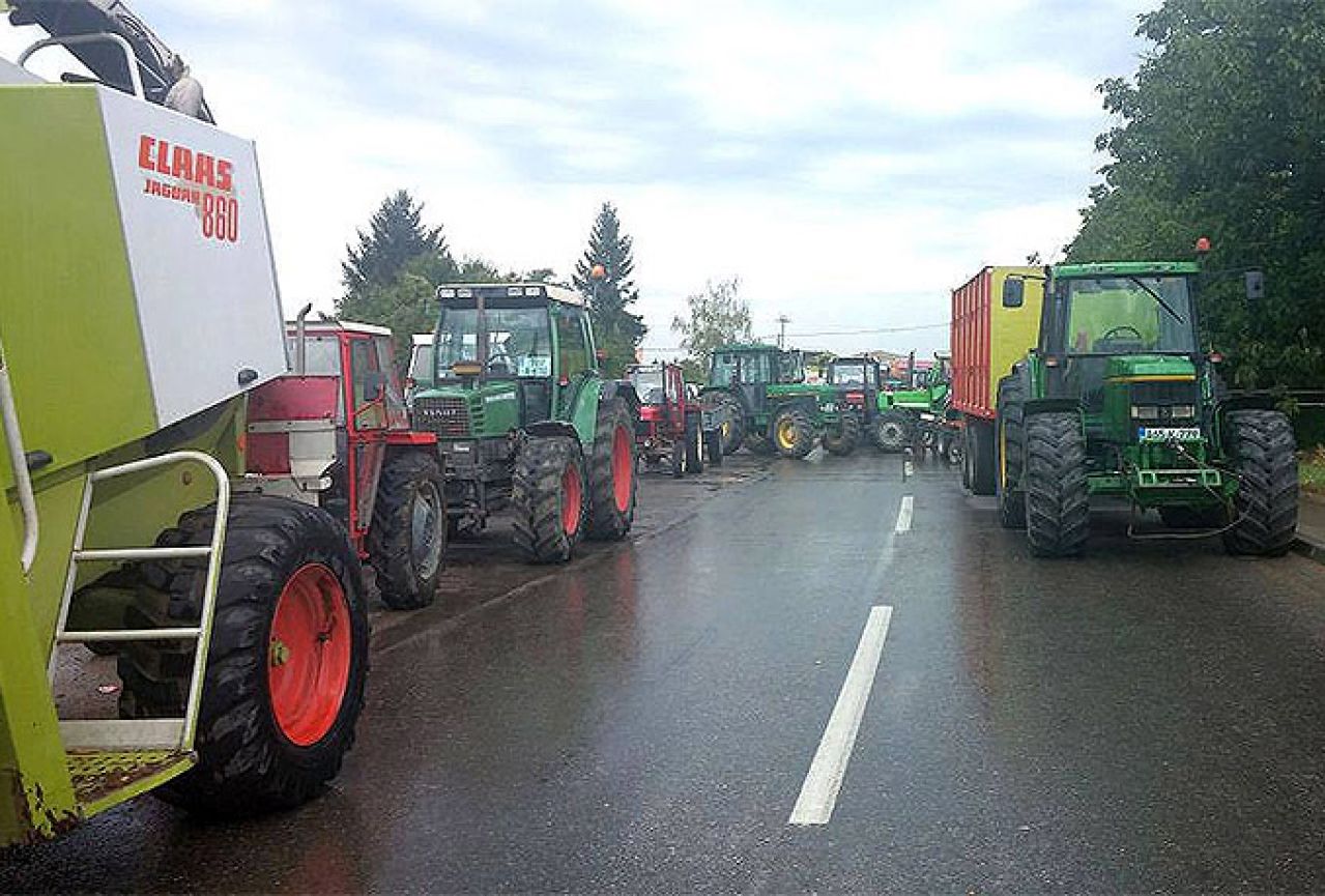 Poljoprivrednici nastavljaju s blokadom prometa na graničnom prijelazu Orašje