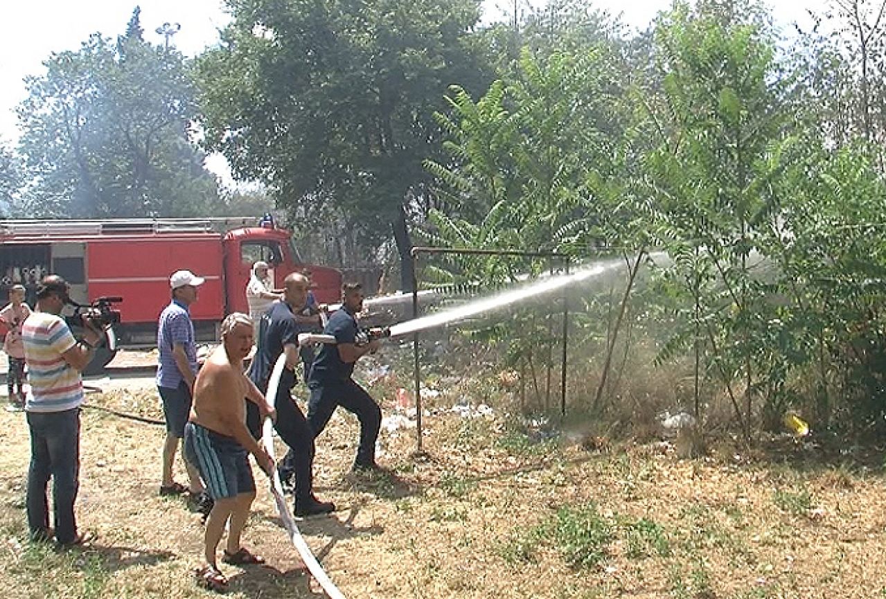 Vatrogasci uz pomoć građana ugasili požar u Zaliku