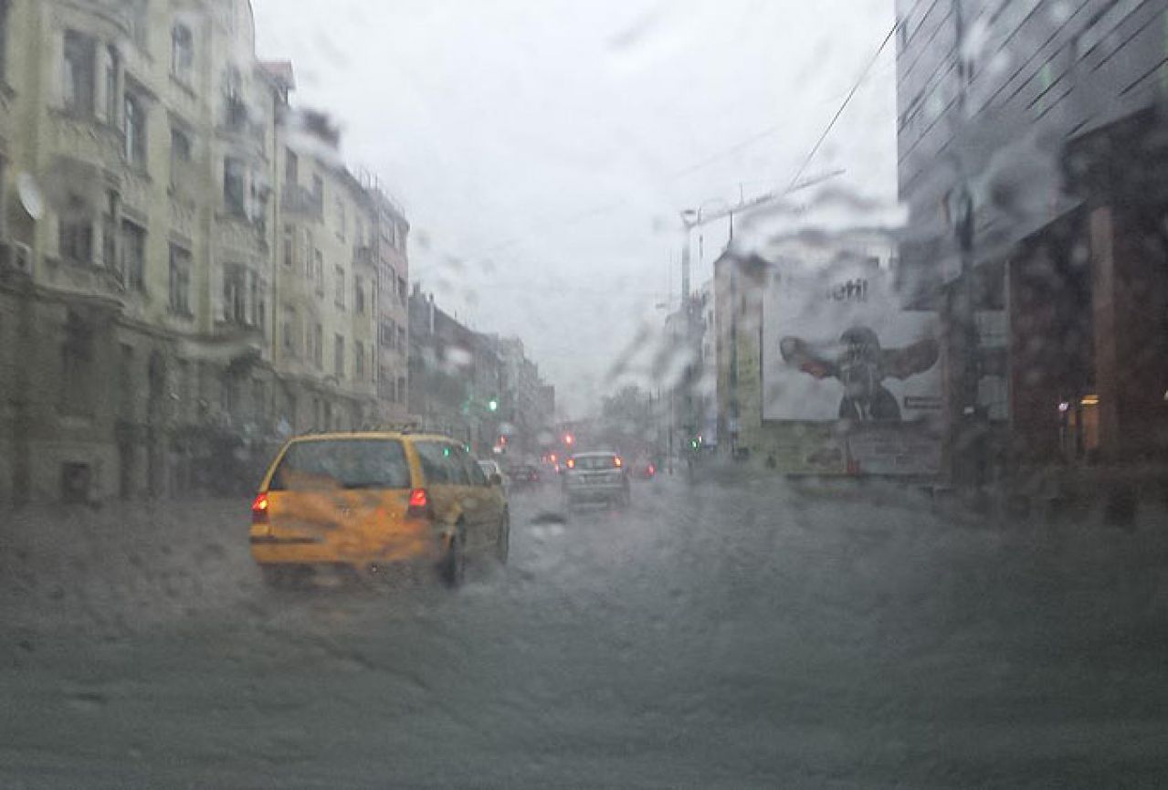 Snažno nevrijeme zahvatilo Sarajevo, ulice pod vodom
