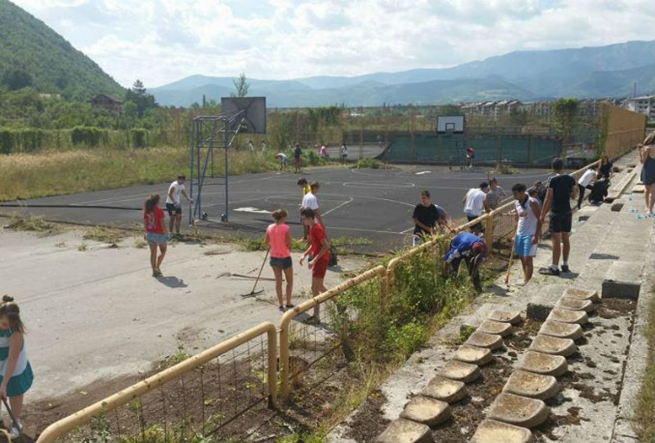 Mladi Španjolci očistili Drvar i Bosansko Grahovo