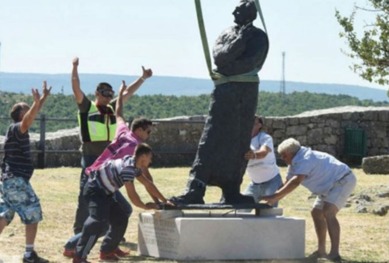 Tuđmanov kip 'sletio' u Knin