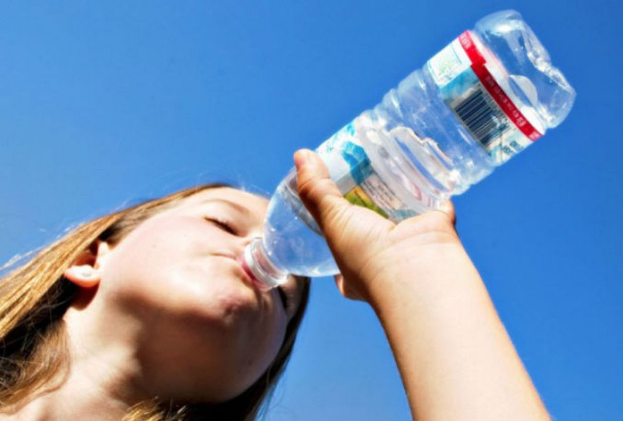 Nikako ne pijte vodu više puta iz iste boce
