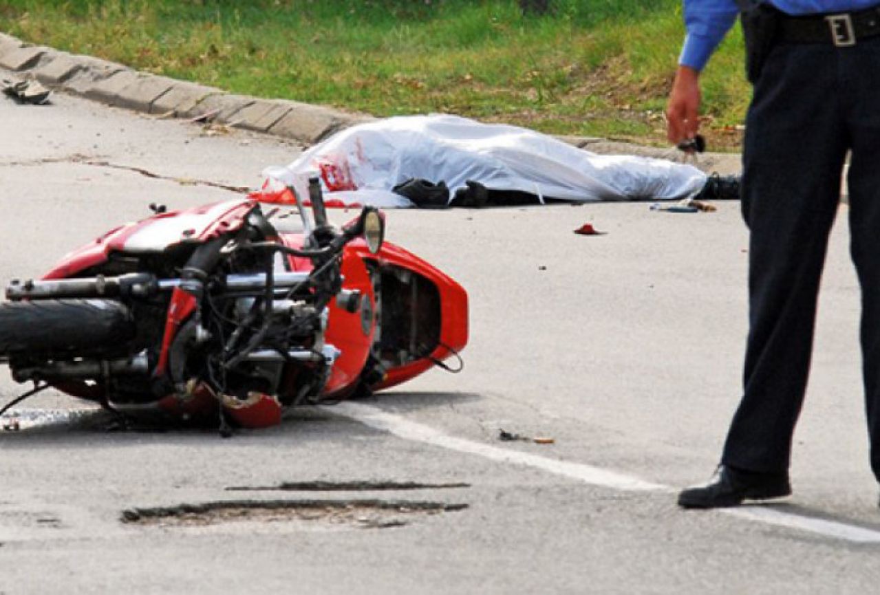 Kod Prijedora: 23-godišnji motociklist pao i podletio pod automobil