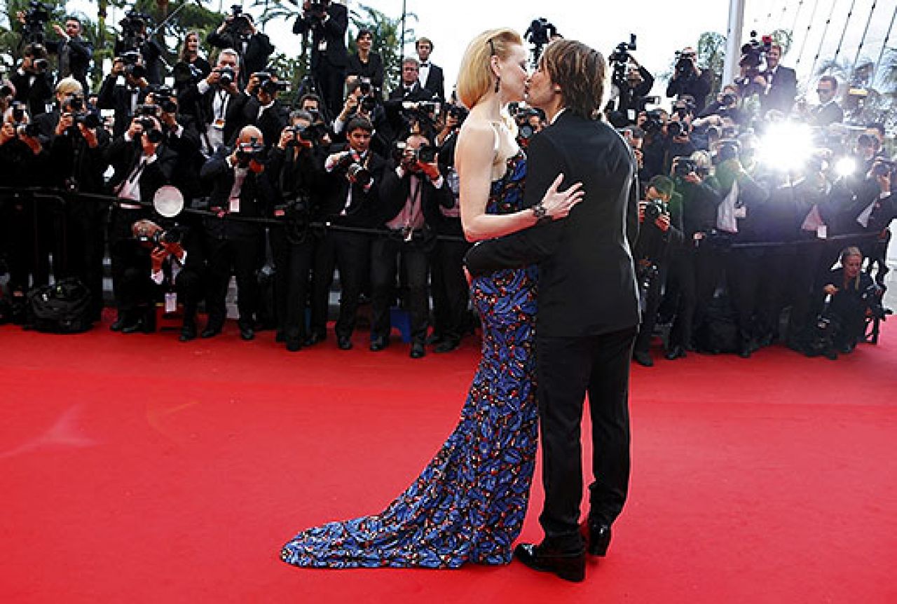 Nicole Kidman nježno ljubila supruga na crvenom tepihu