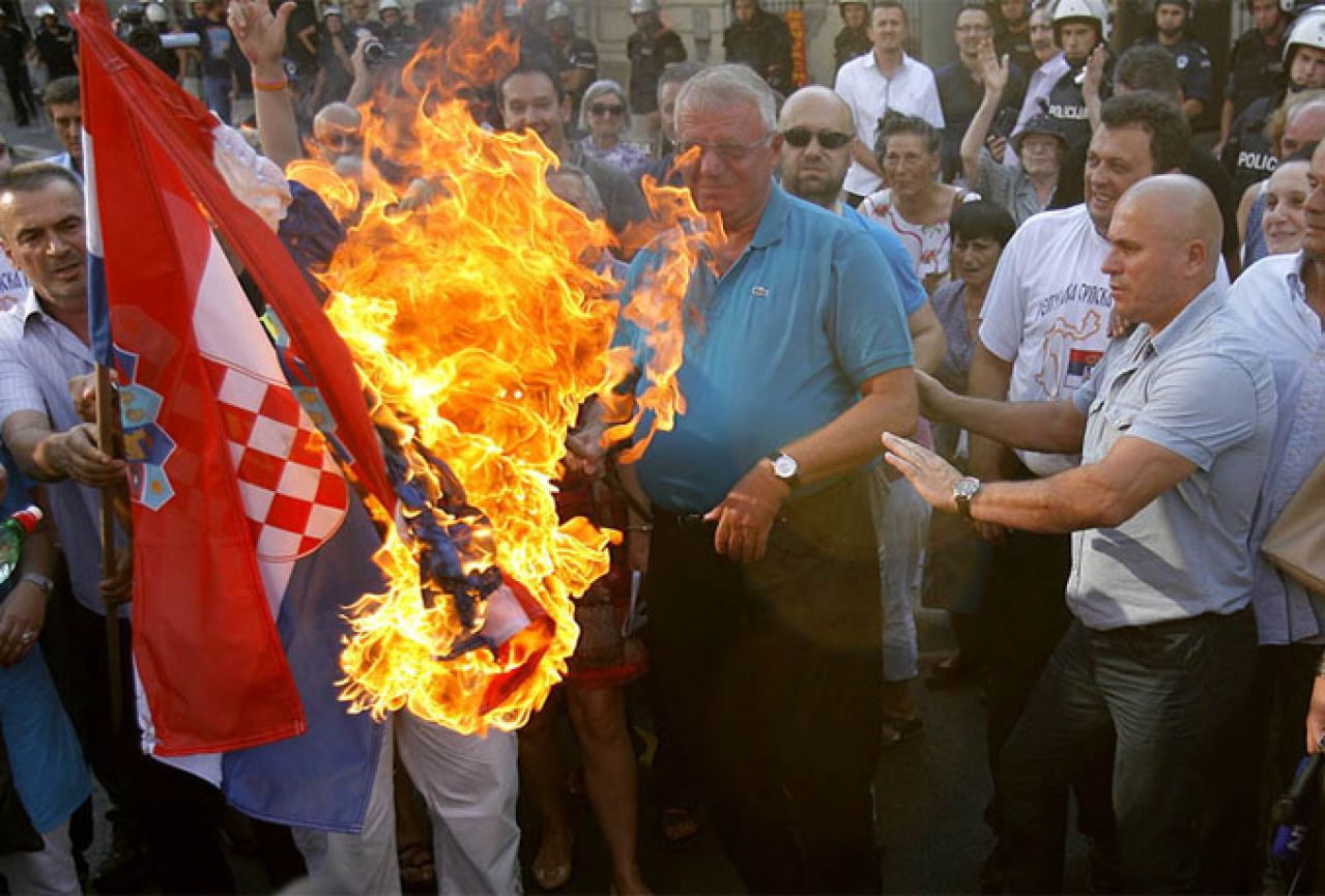 Šešelj zapalio hrvatske zastave: Nikad neću priznati nezavisnu hrvatsku ustašku državu