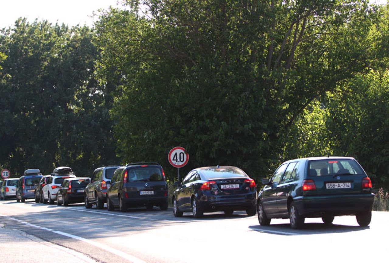 Na Doljanima čekanja od sat vremena