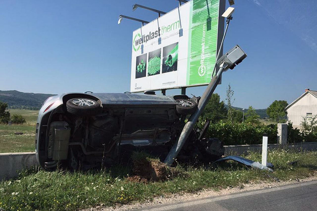 Automobilom udario u stacionarni radar