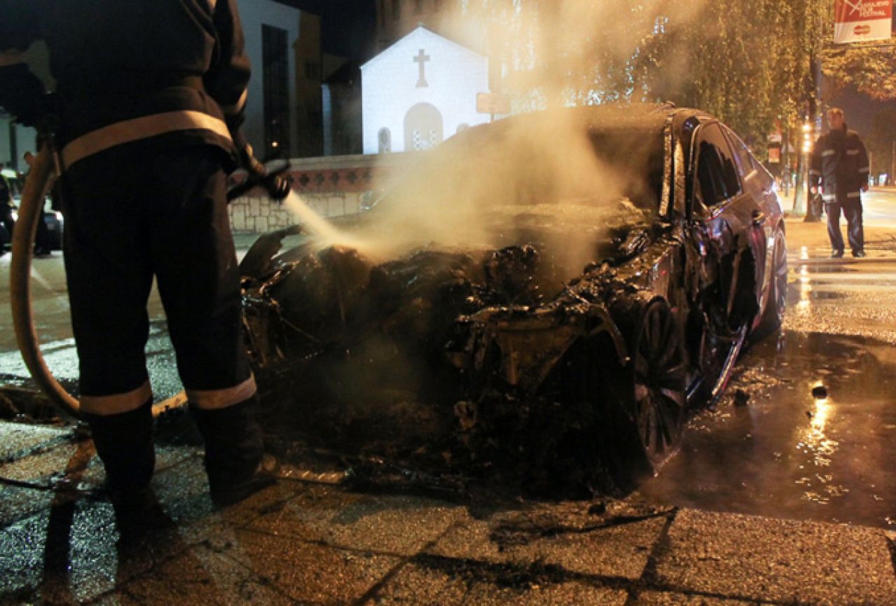 U Sarajevu izgorjela dva automobila