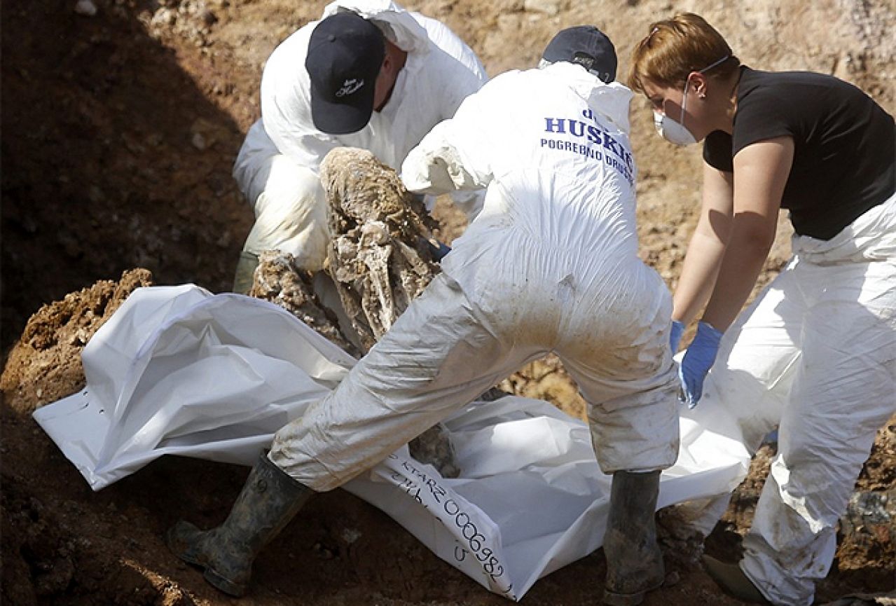 Forenzičari pronašli ostatke najmanje 200 žrtava u masovnoj grobnici kod Prijedora