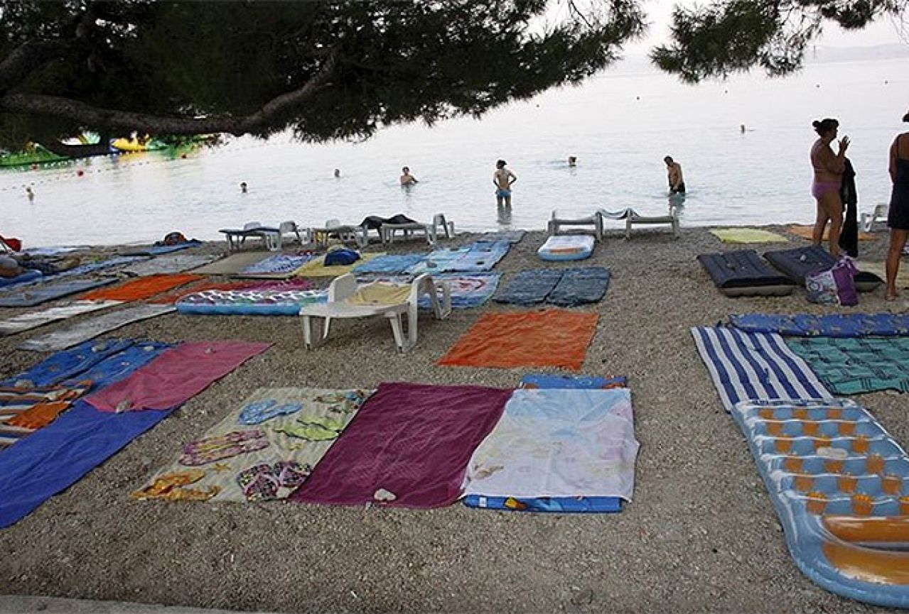Makarska: Mjesto na plaži nemoguće naći zbog jutarnjih zauzimača plaža