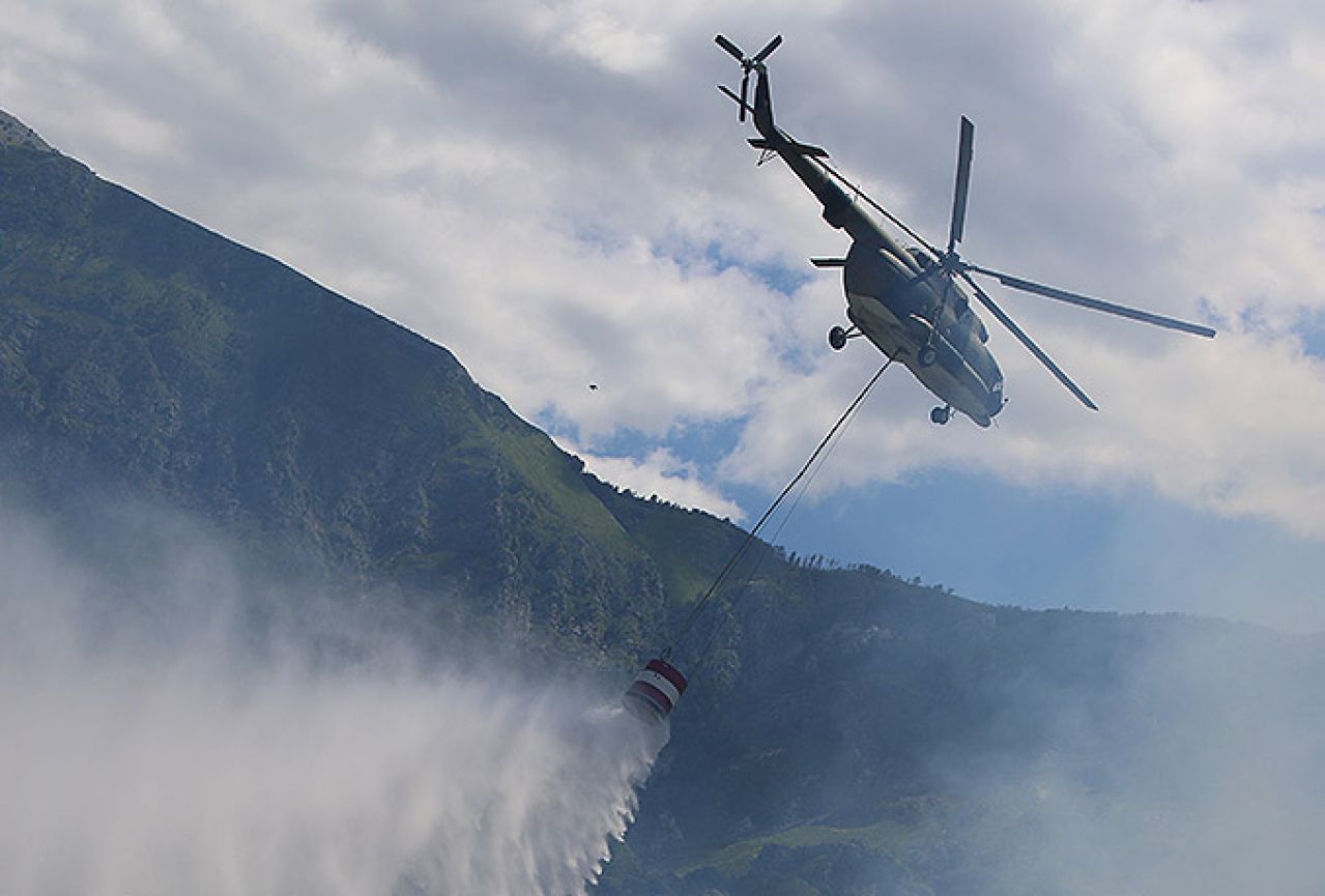 Helikopteri OS gase požare na Čvrsnici i Prenju