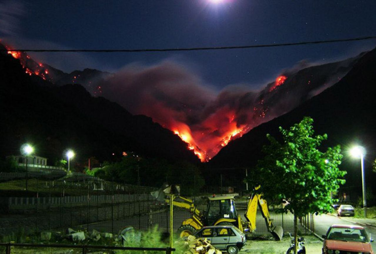 Ako ne dođu helikopteri, požari na Prenju i Čvrsnici će ugroziti M 17