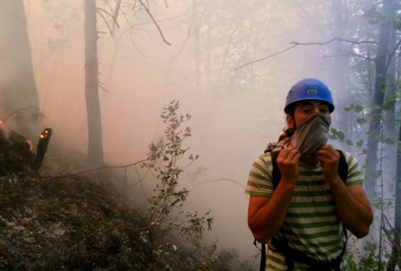 Jablanica: Požari i dalje aktivni, opasnost od kotrljanja kamenja prema M-17