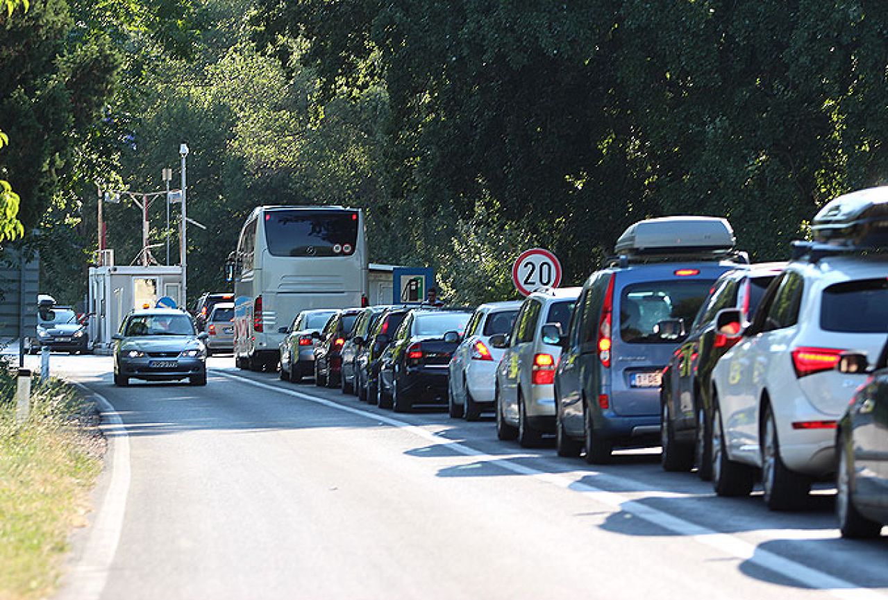 Unatoč lošem vremenu, na Doljanima gužva pri izlazu iz BiH