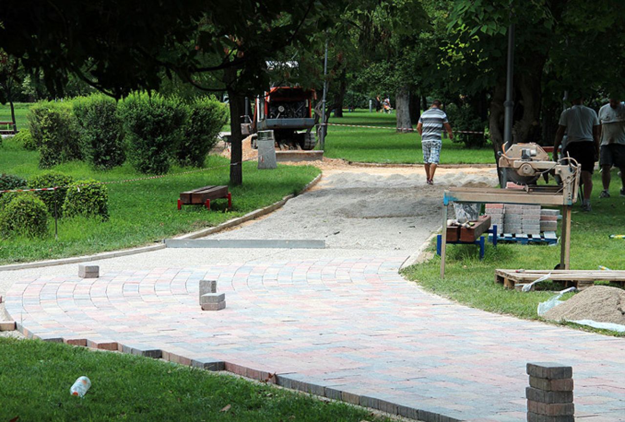 Počelo popločavanje staza u mostarskom parku Zrinjevac