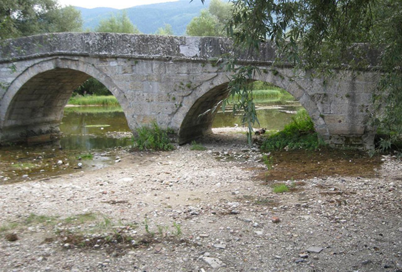 Posljednjih dana rijeka Bosna nije rijeka, to je otvorena kanalizacija!