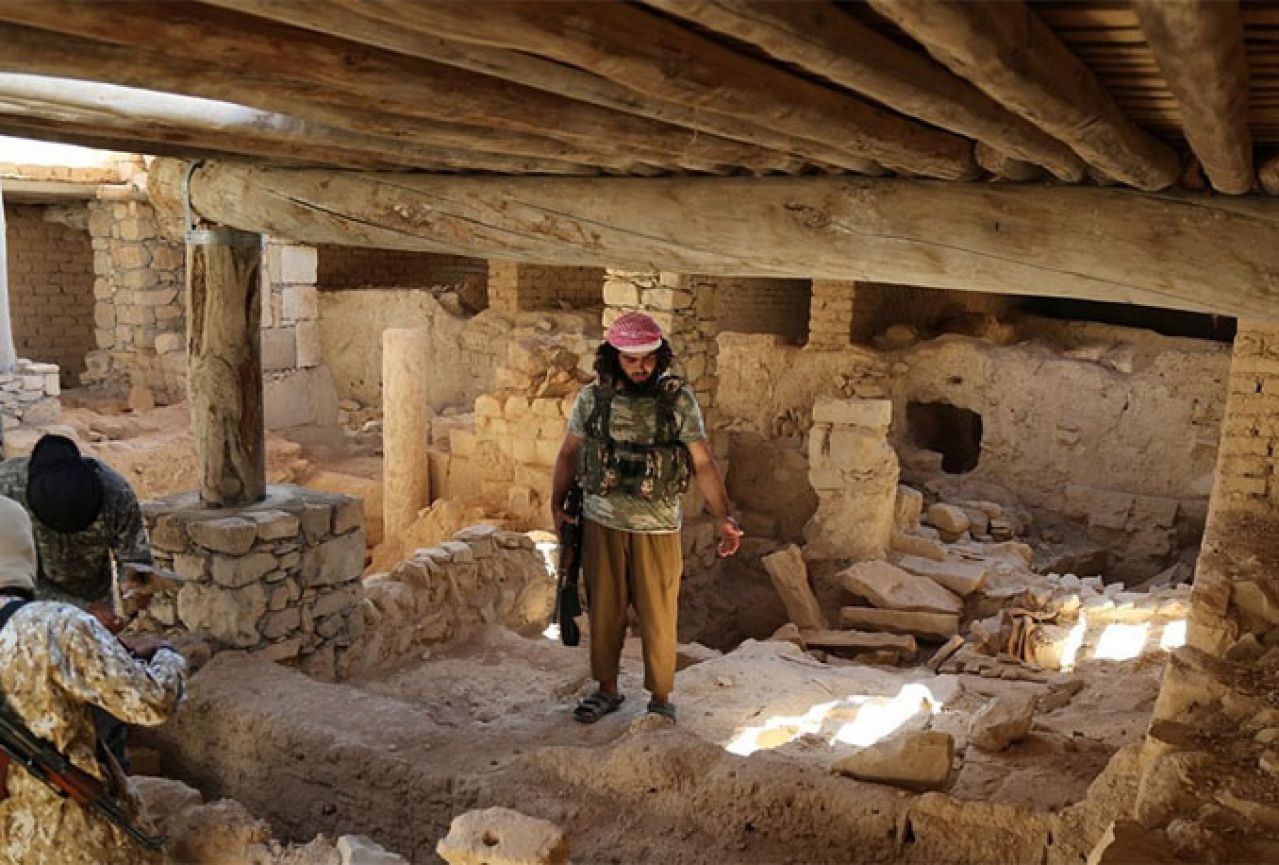 IS buldožerima uništio samostan: Ovi ljudi vjeruju u drugog boga