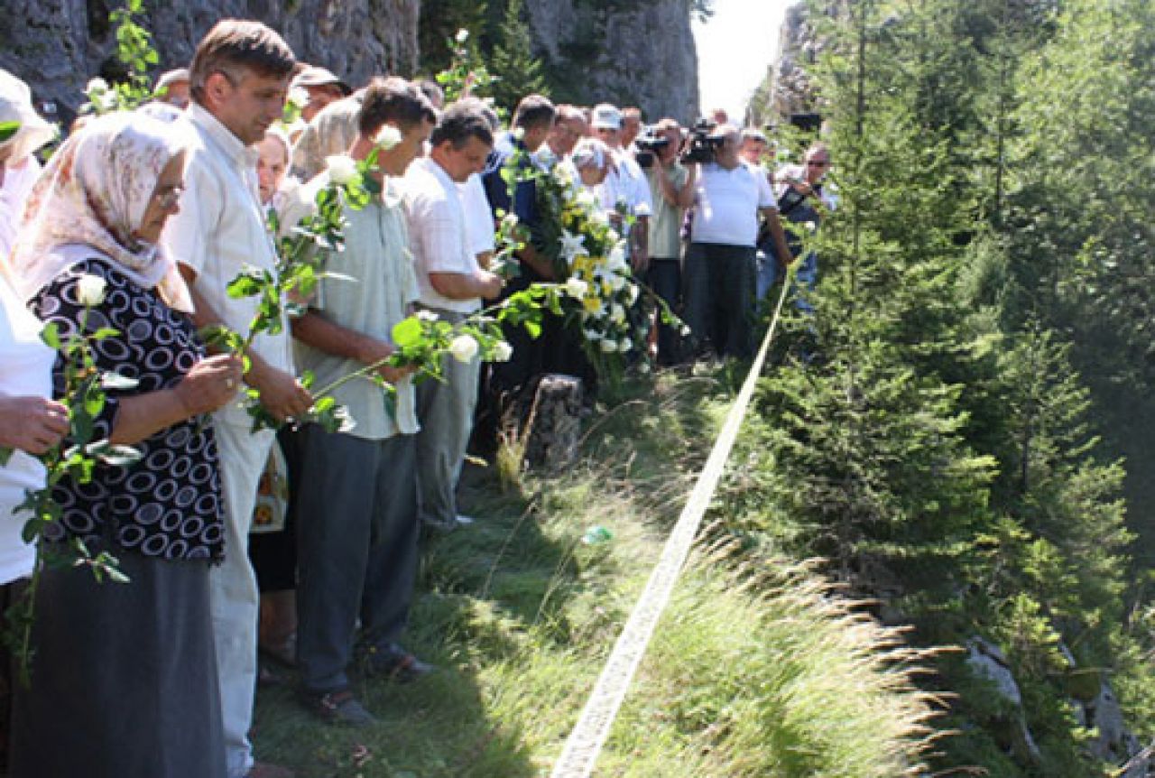 23. godišnjica: 200 ruža na Korićanskim stijenama