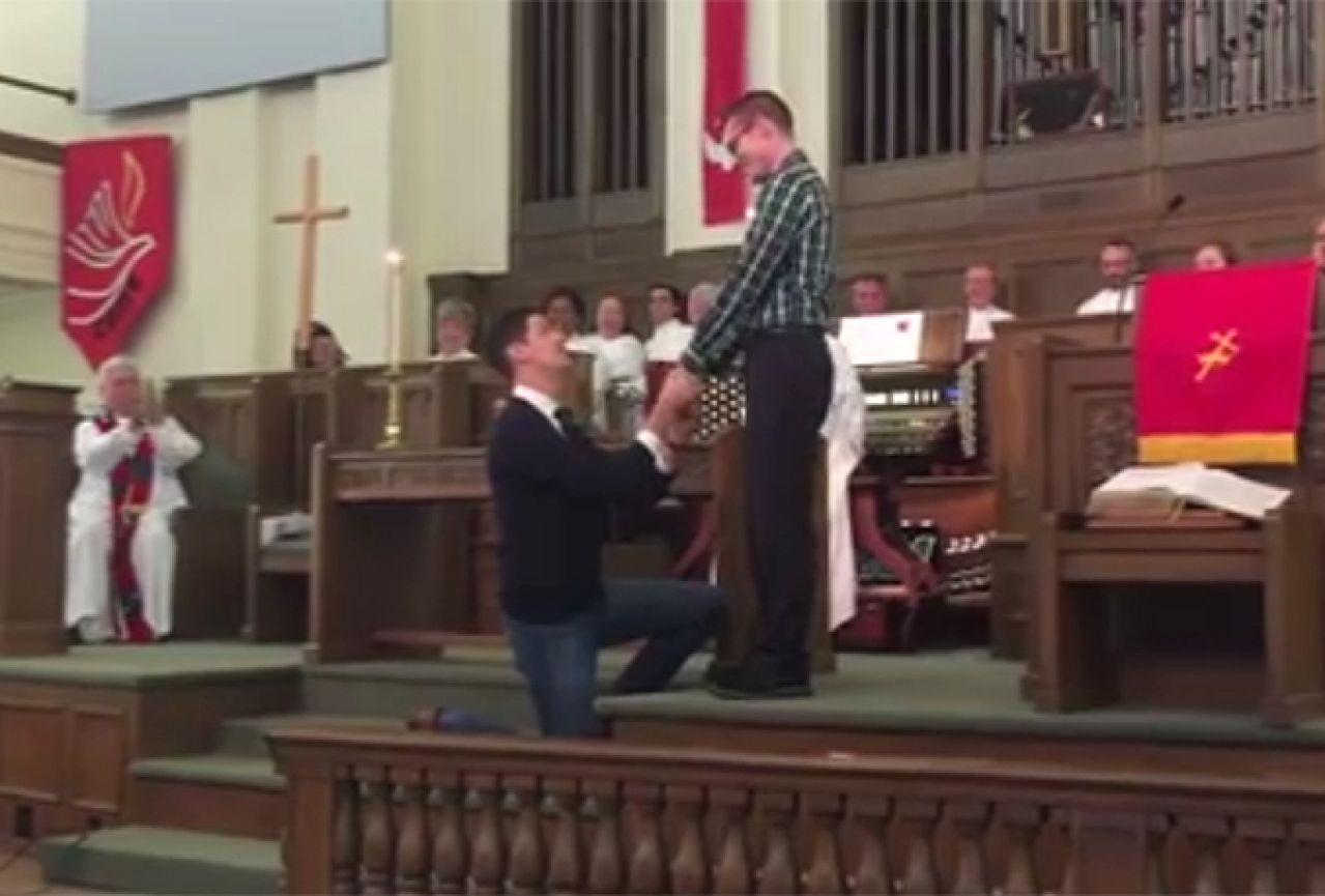 Zaprosio dečka u crkvi i naišao na odobravanje zajednice